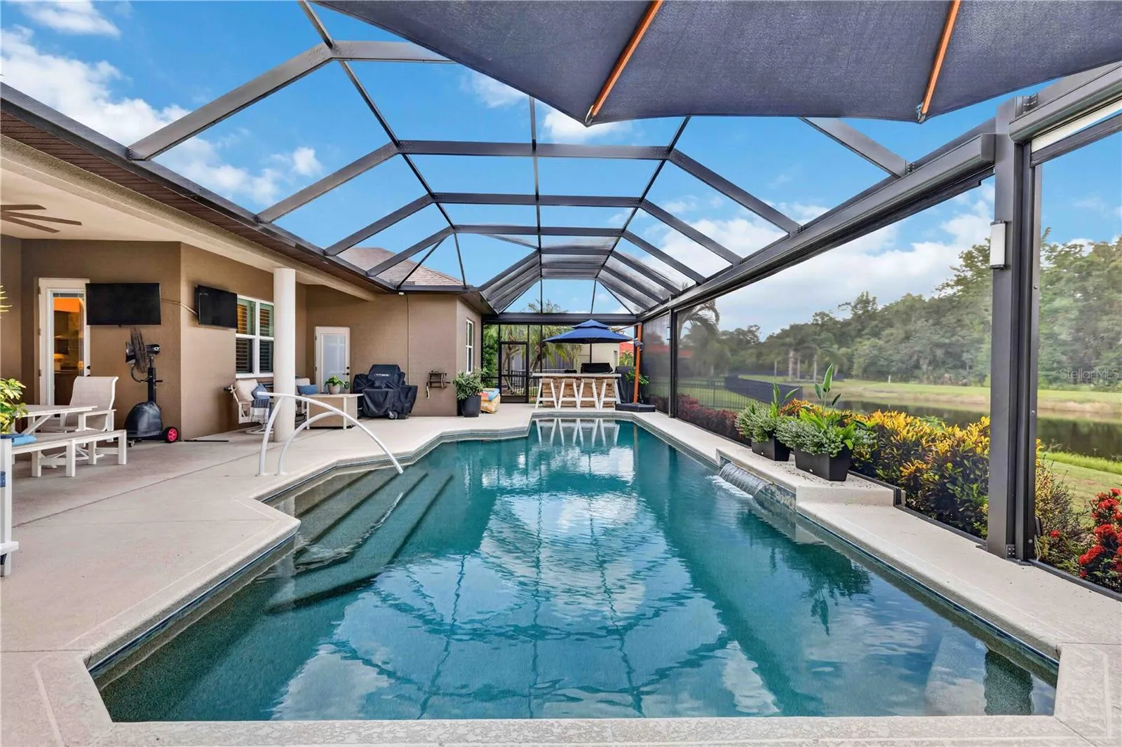 Lanai, Pool