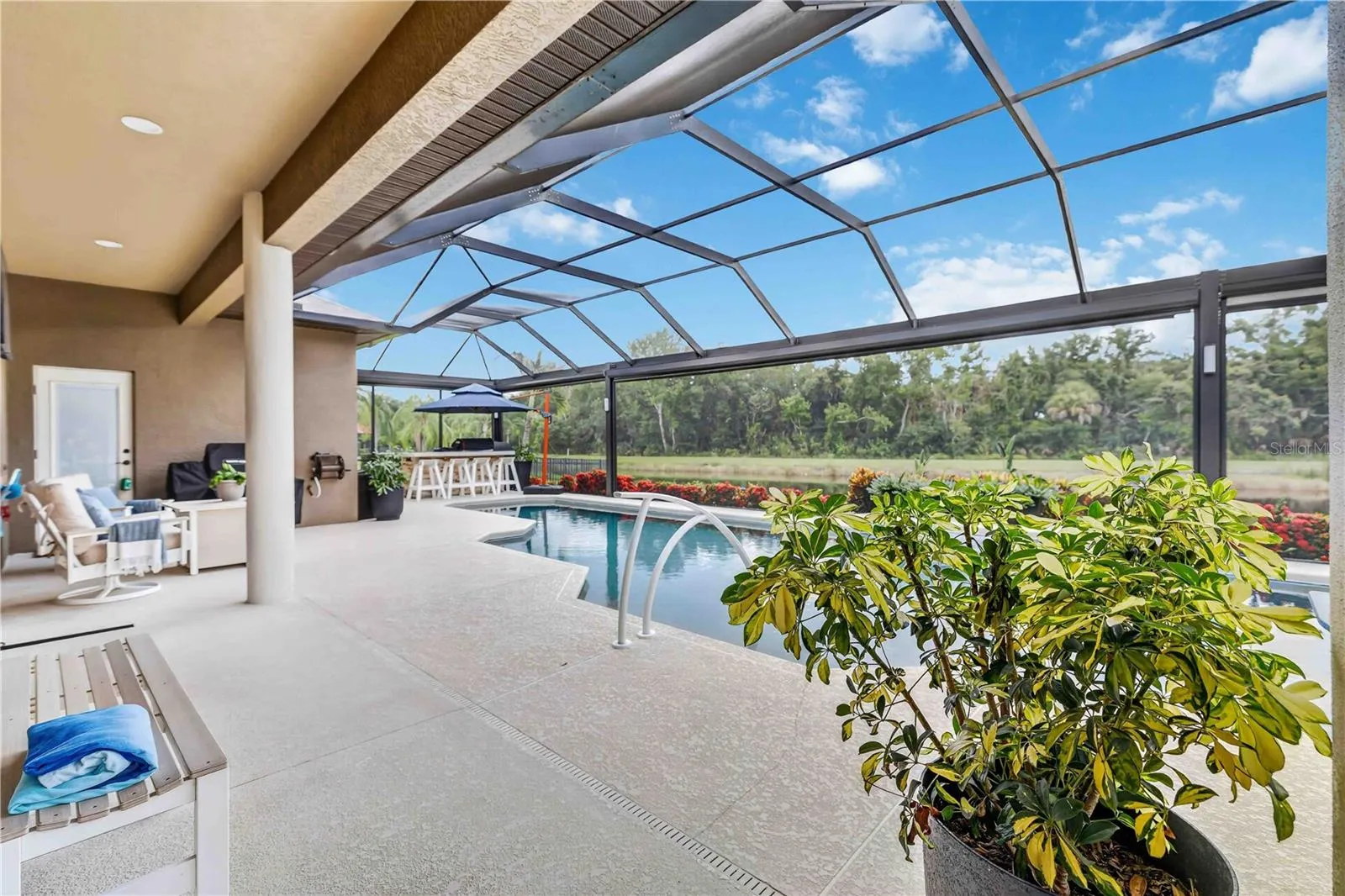 Lanai, Pool