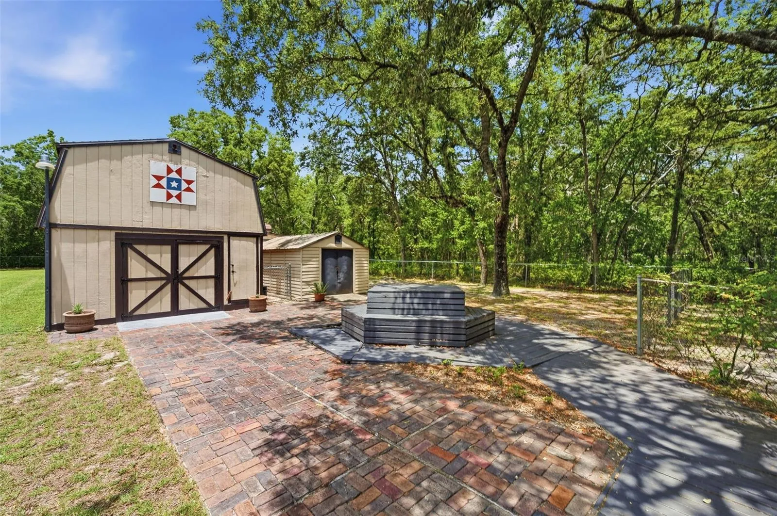 Barn/Garage has ADU - studio apartment.