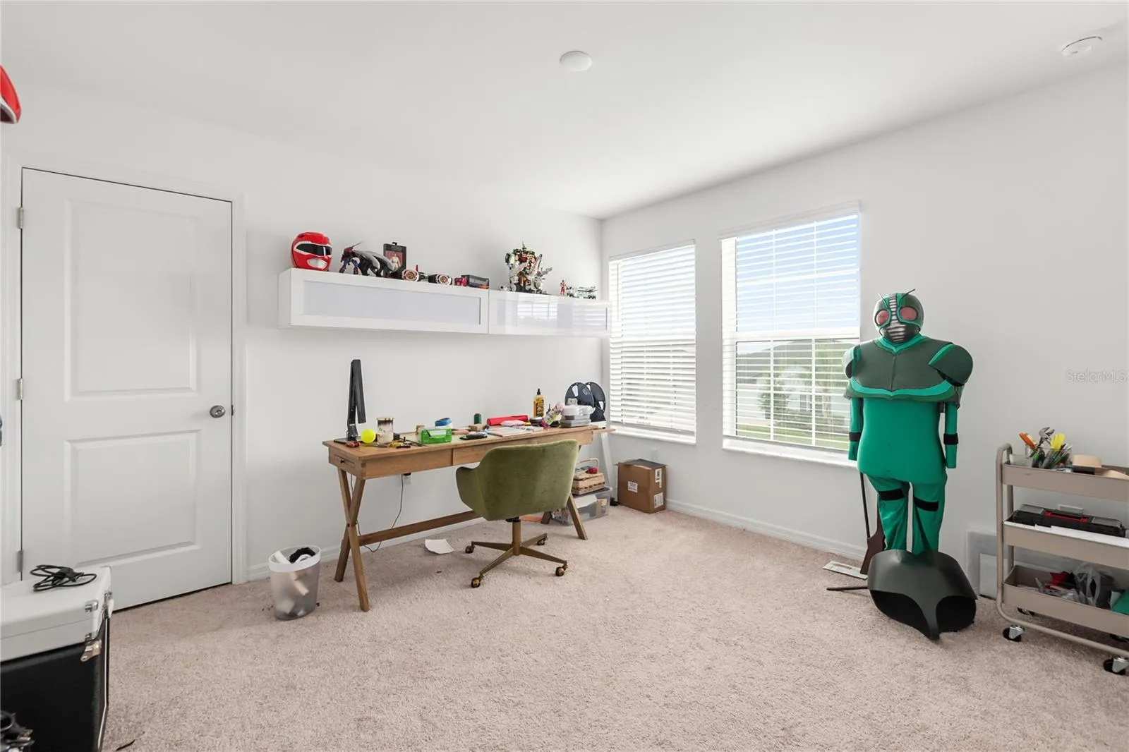 Bright secondary bedroom ideal for guests, children, or a home office.