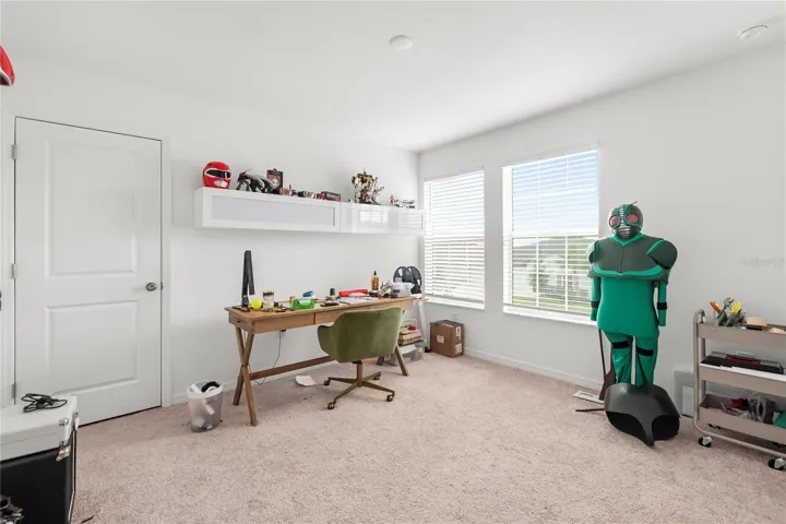 Bright secondary bedroom ideal for guests, children, or a home office.