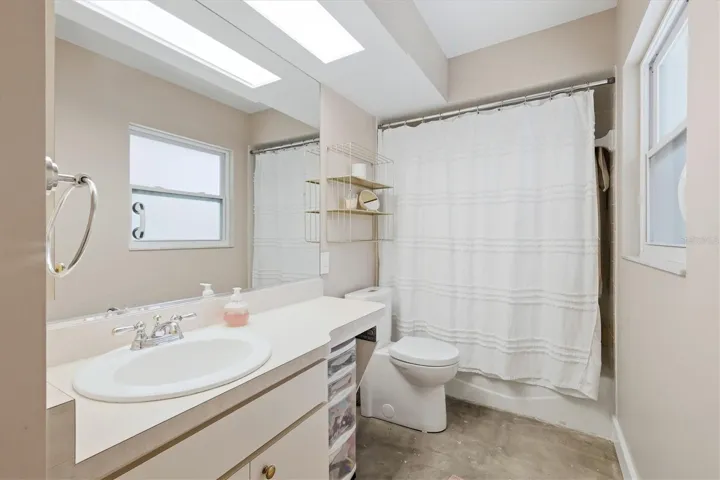 2nd Bath/Pool Bath
