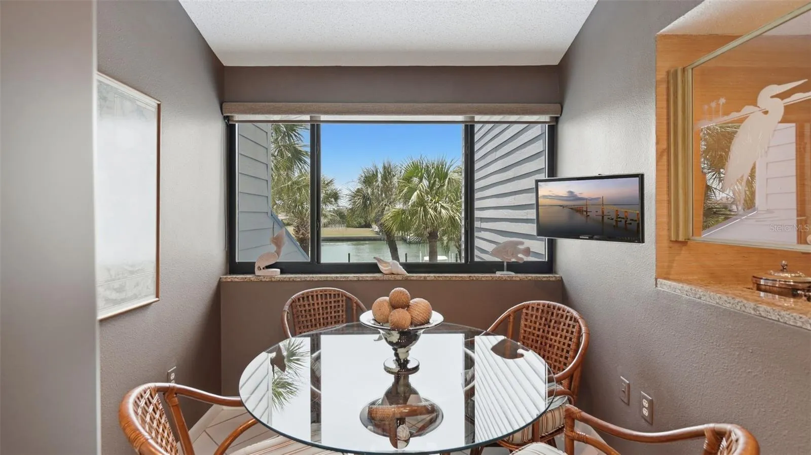 Eating area off kitchen