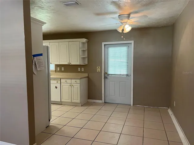 Kitchen/dining combo