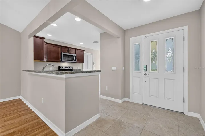 Kitchen Eat-In Breakfast Counter