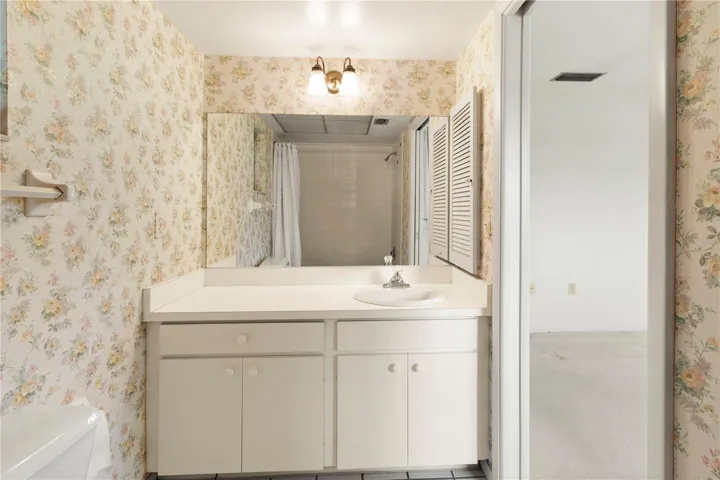 en-suite bath