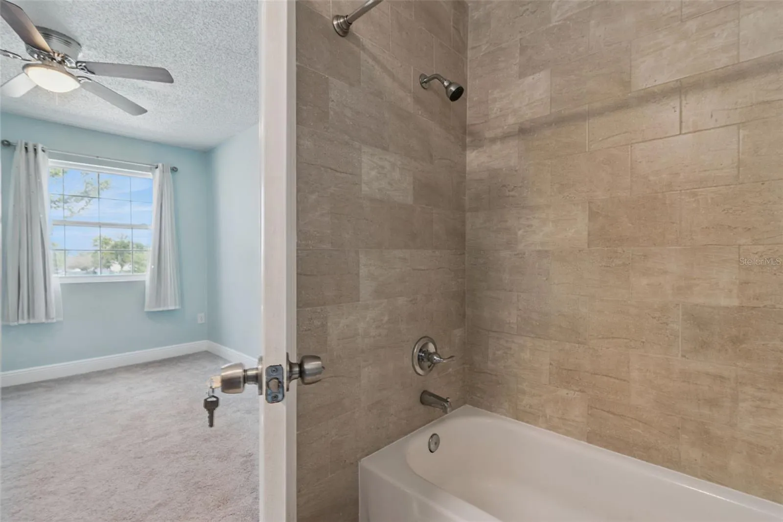 Guest Bedroom En-Suite with Tub/Shower combo