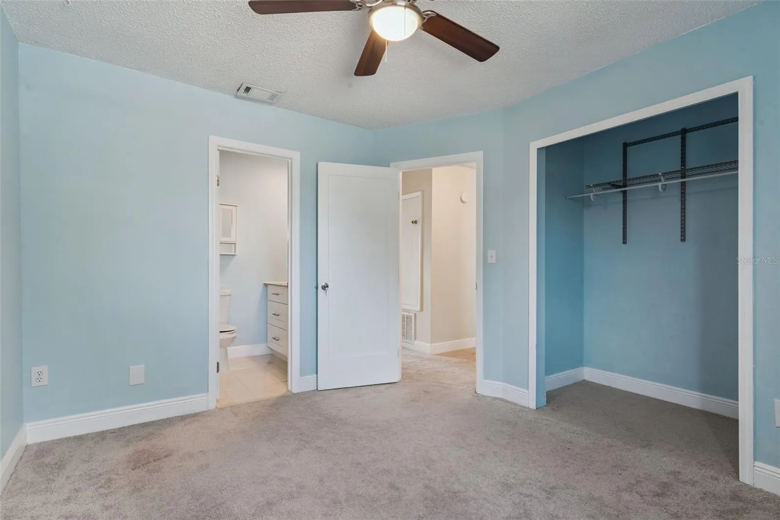 Guest Bedroom with En-suite bath and walk-in Closet