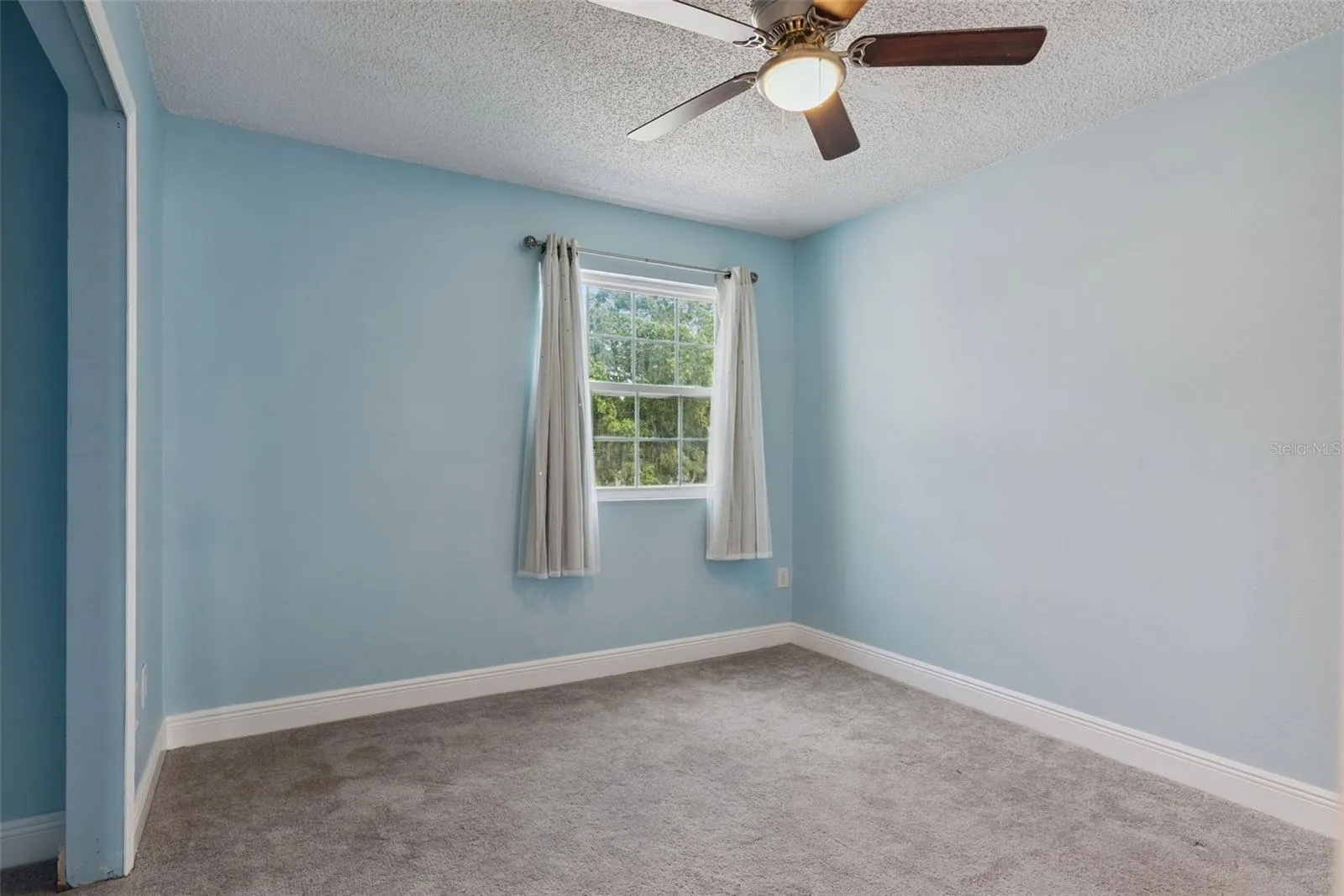 Guest Bedroom with En-suite bath and walk-in Closet