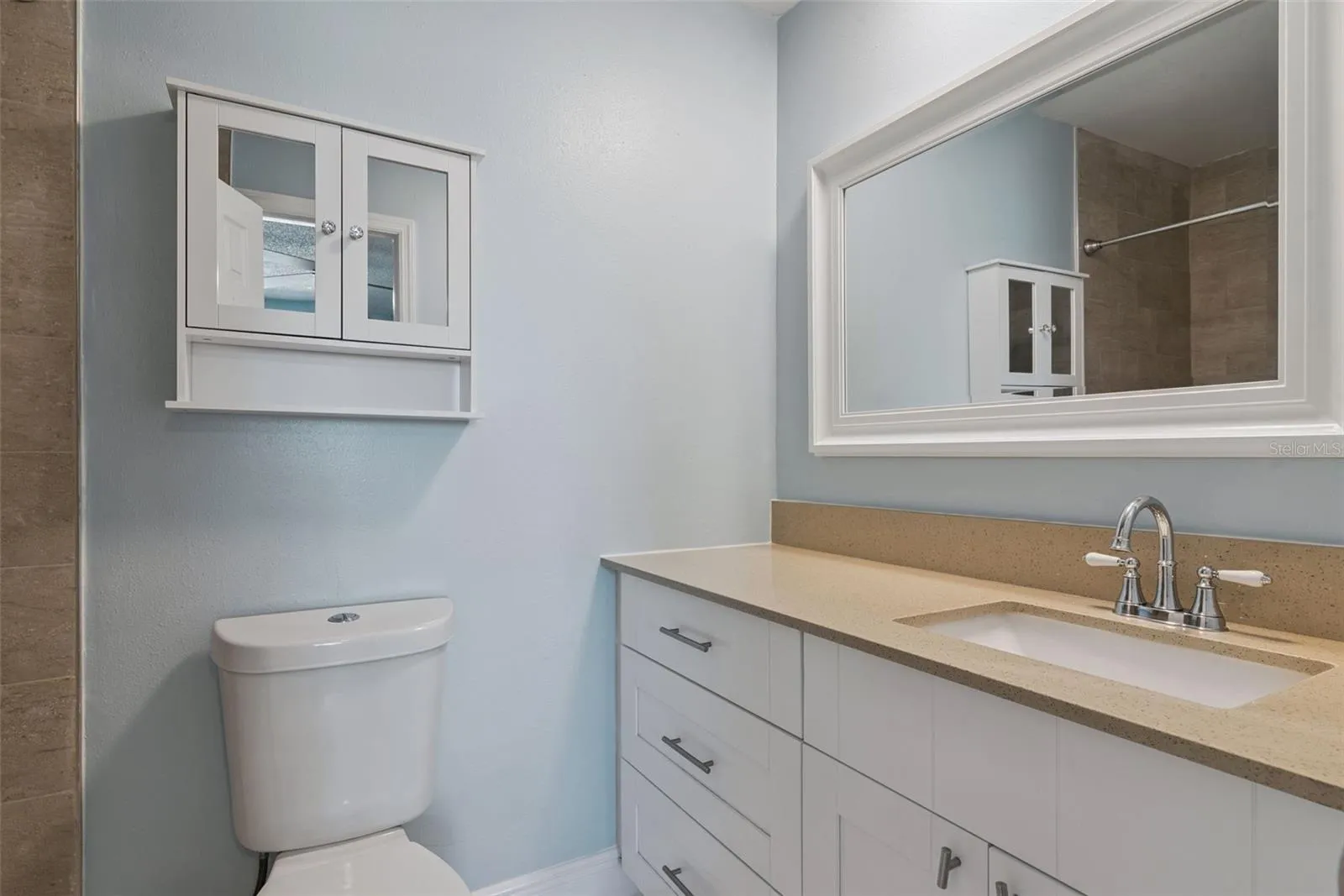 Guest Bedroom En-Suite with Tub/Shower combo