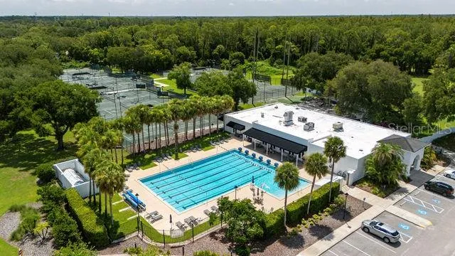 Community pool in walkng distance!!