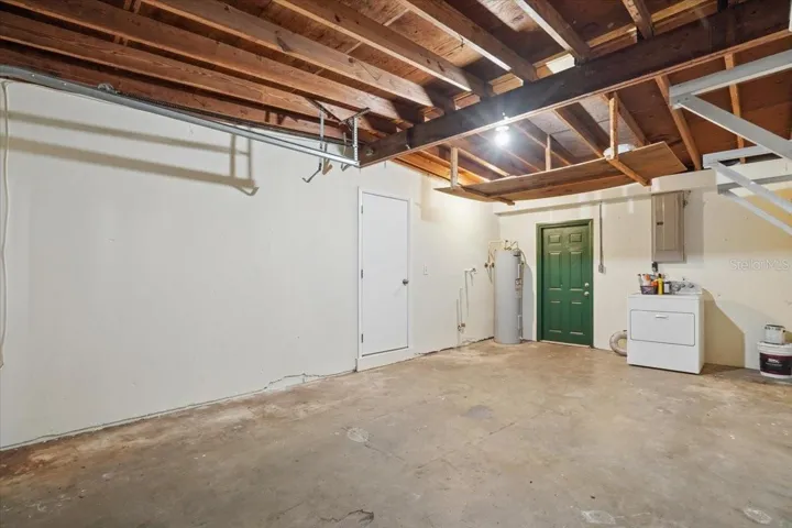 Open Clean Garage w/Laundry