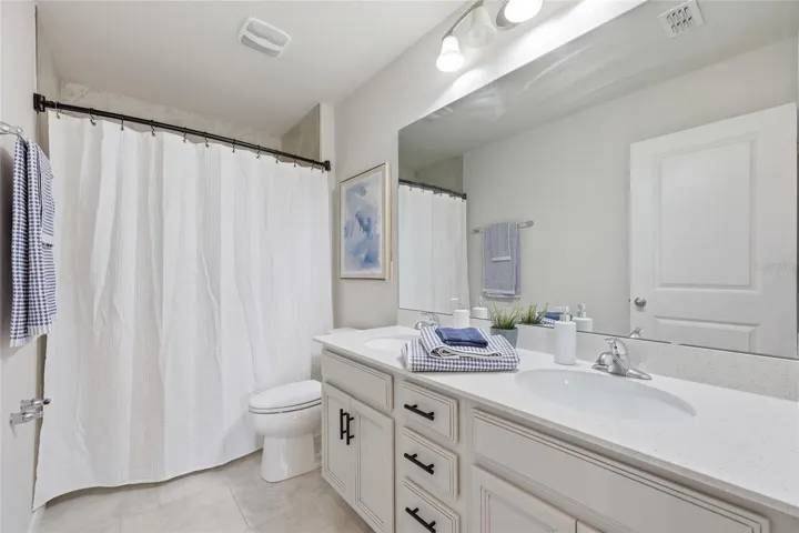 2nd floor full bathroom