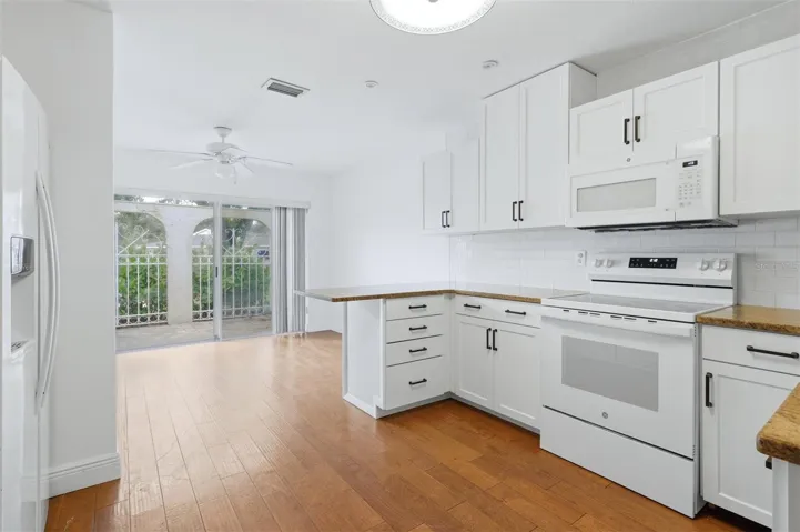 EAT IN KITCHEN