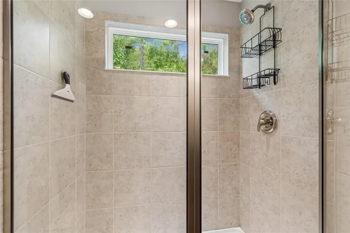 Master bathroom 4