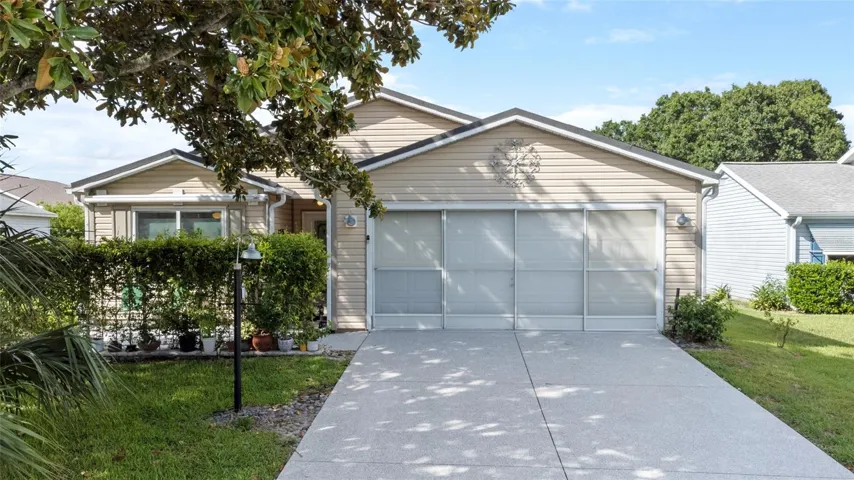 2 Bedroom 2 Bath with 2 full car garage.  Mature Landscaping, rear privacy located in between Spanish Springs and Lake Sumter