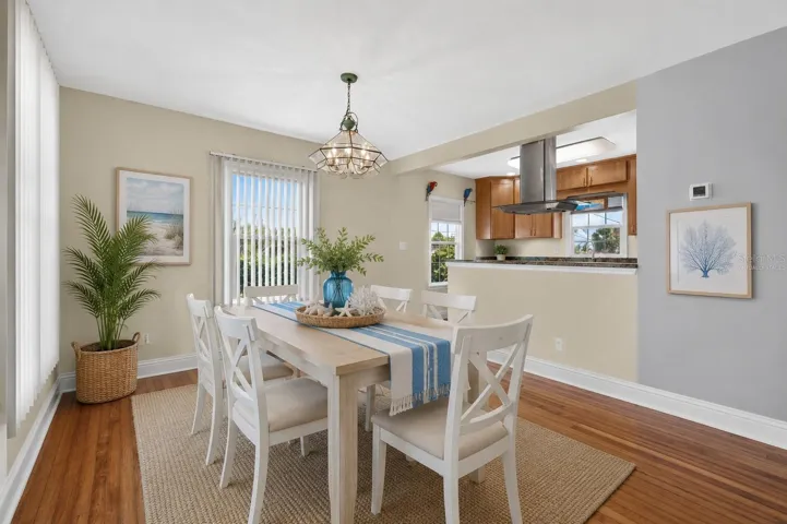 Virtually staged dining room