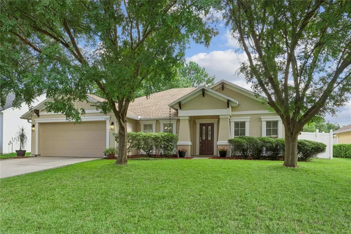 Gorgeous large shaded yard