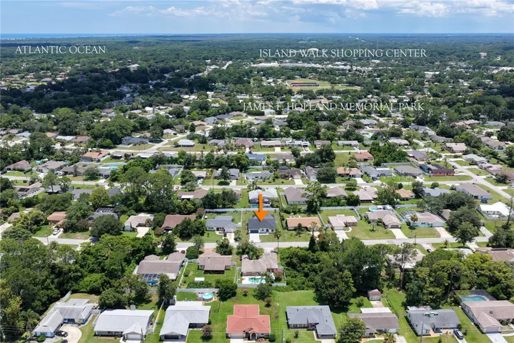 Great Location near shopping, James Holland Park and the beach!