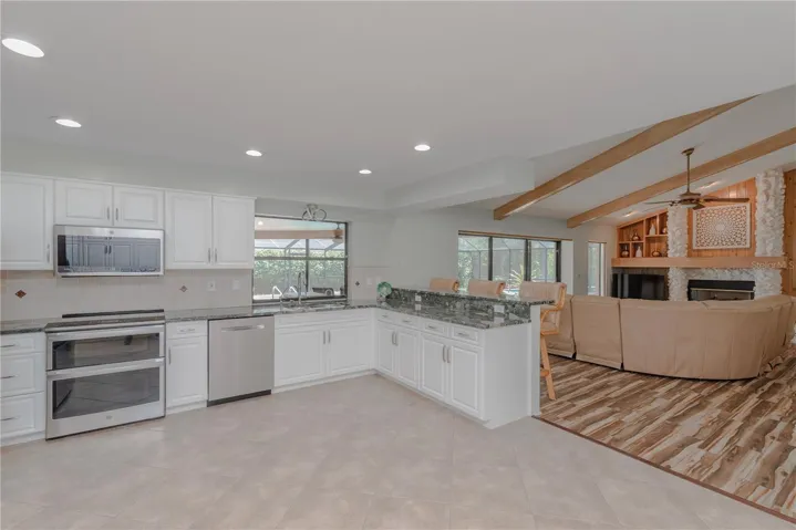 Kitchen woth granite counters.