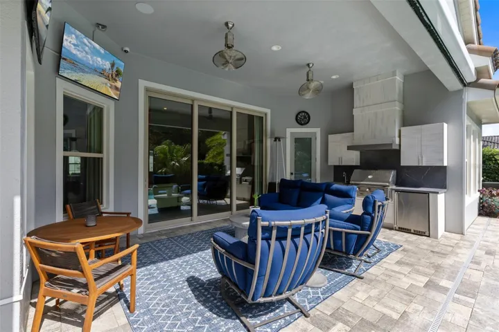 Beautiful lanai & summer kitchen