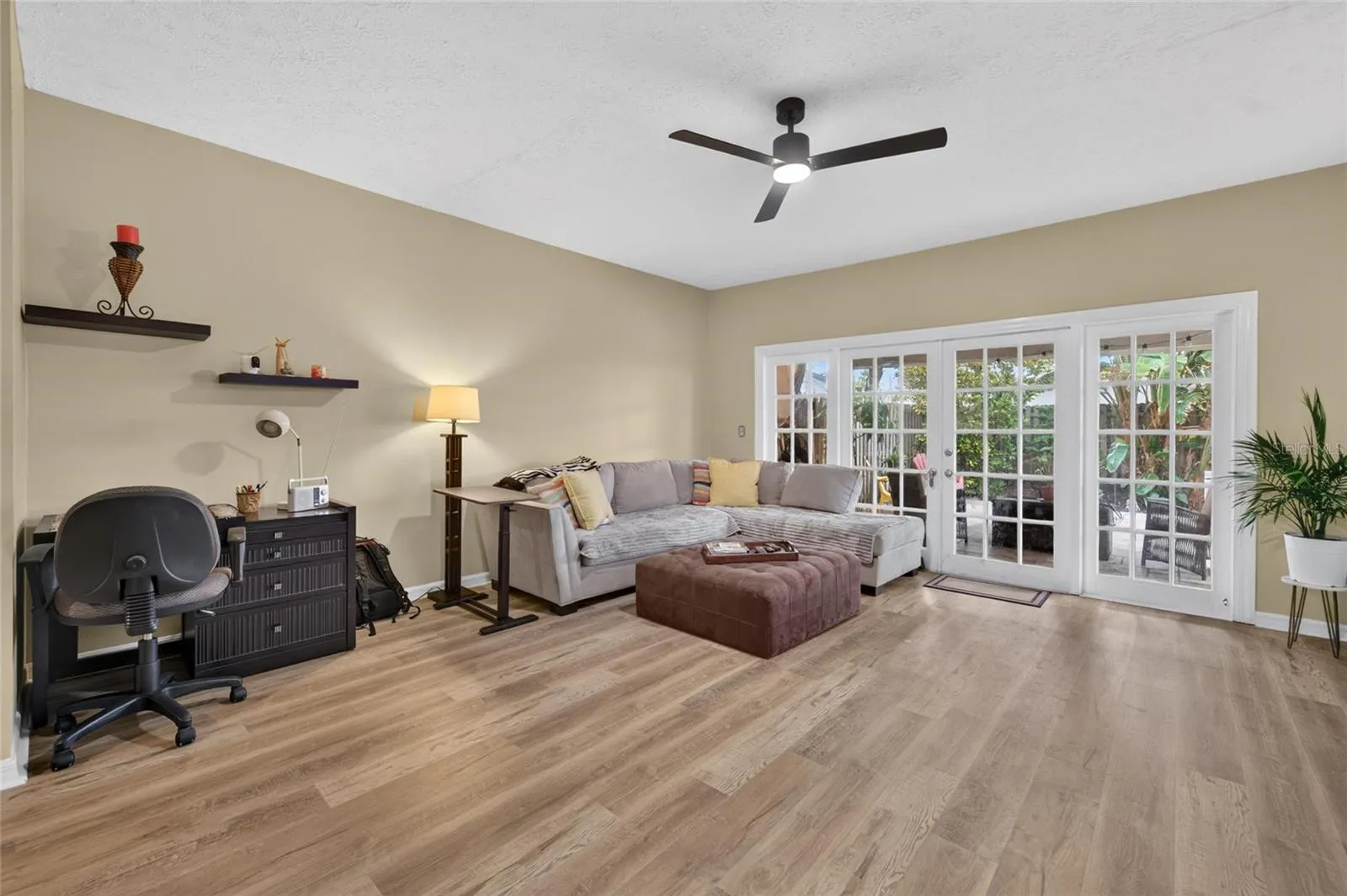 TB8526991 - fan &amp; french doors
