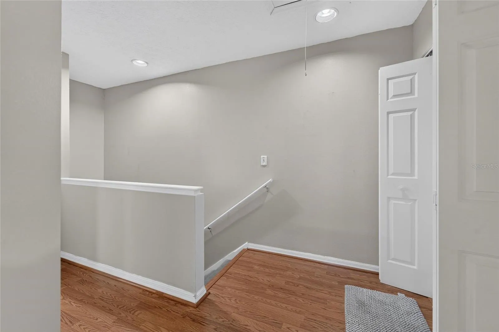 TB8526991 - hallway to primary bedroom