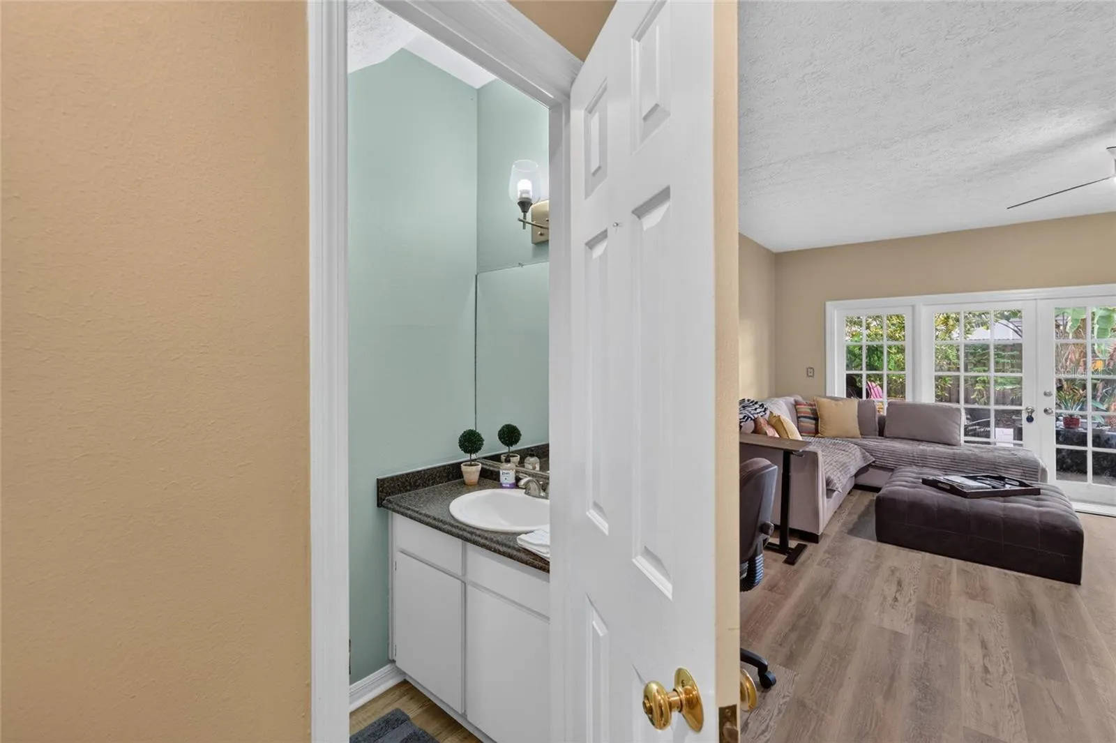 TB8526991 - 1st flr powder room