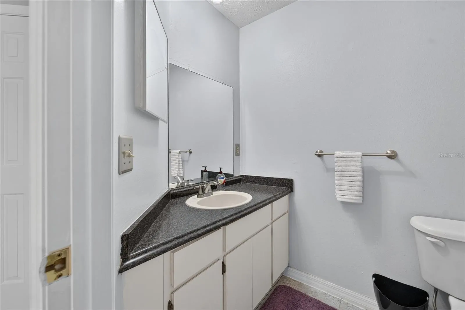 TB8526991 - Bath #2 - Single sink