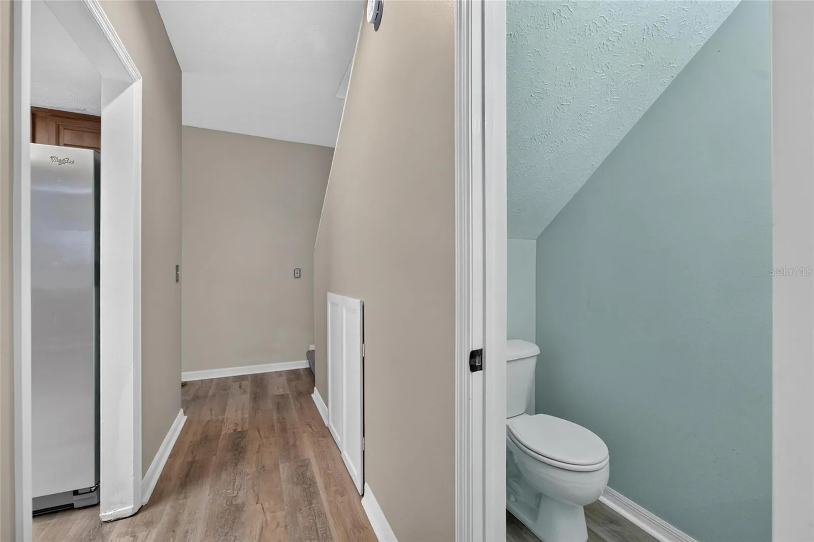 TB8526991 - across from kitchen