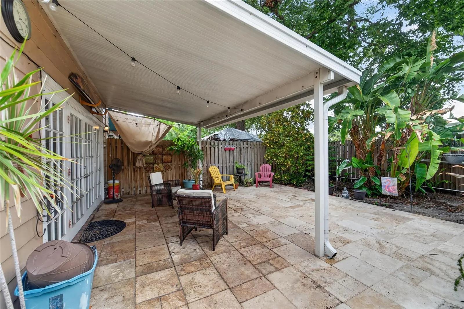 TB8526991 - side view of covered porch