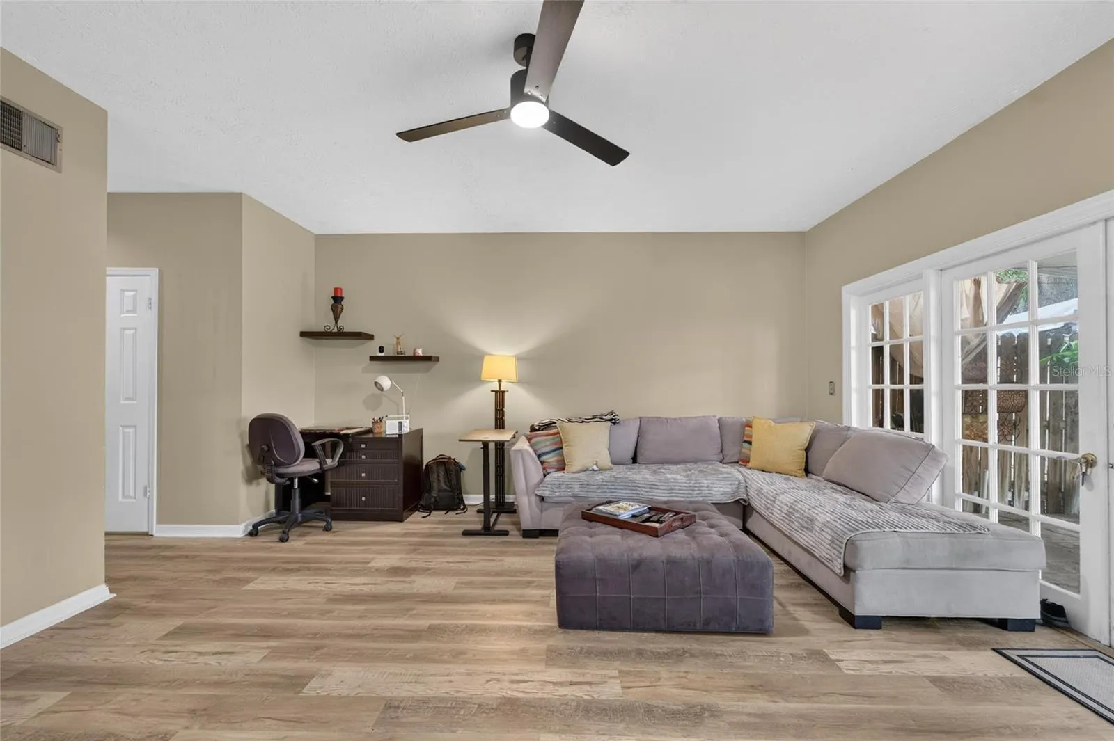 TB8526991 - great room