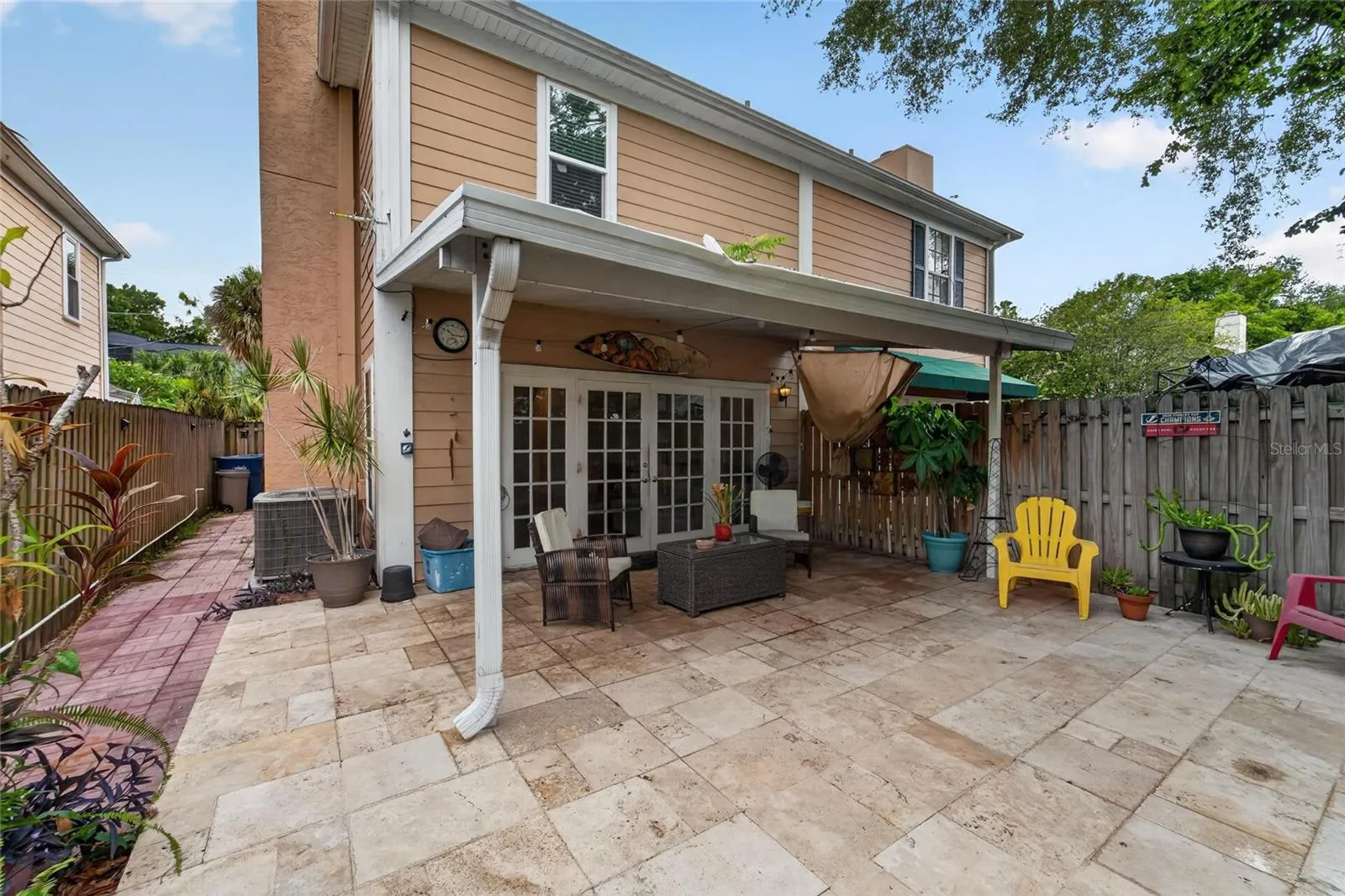 TB8526991 - covered porch