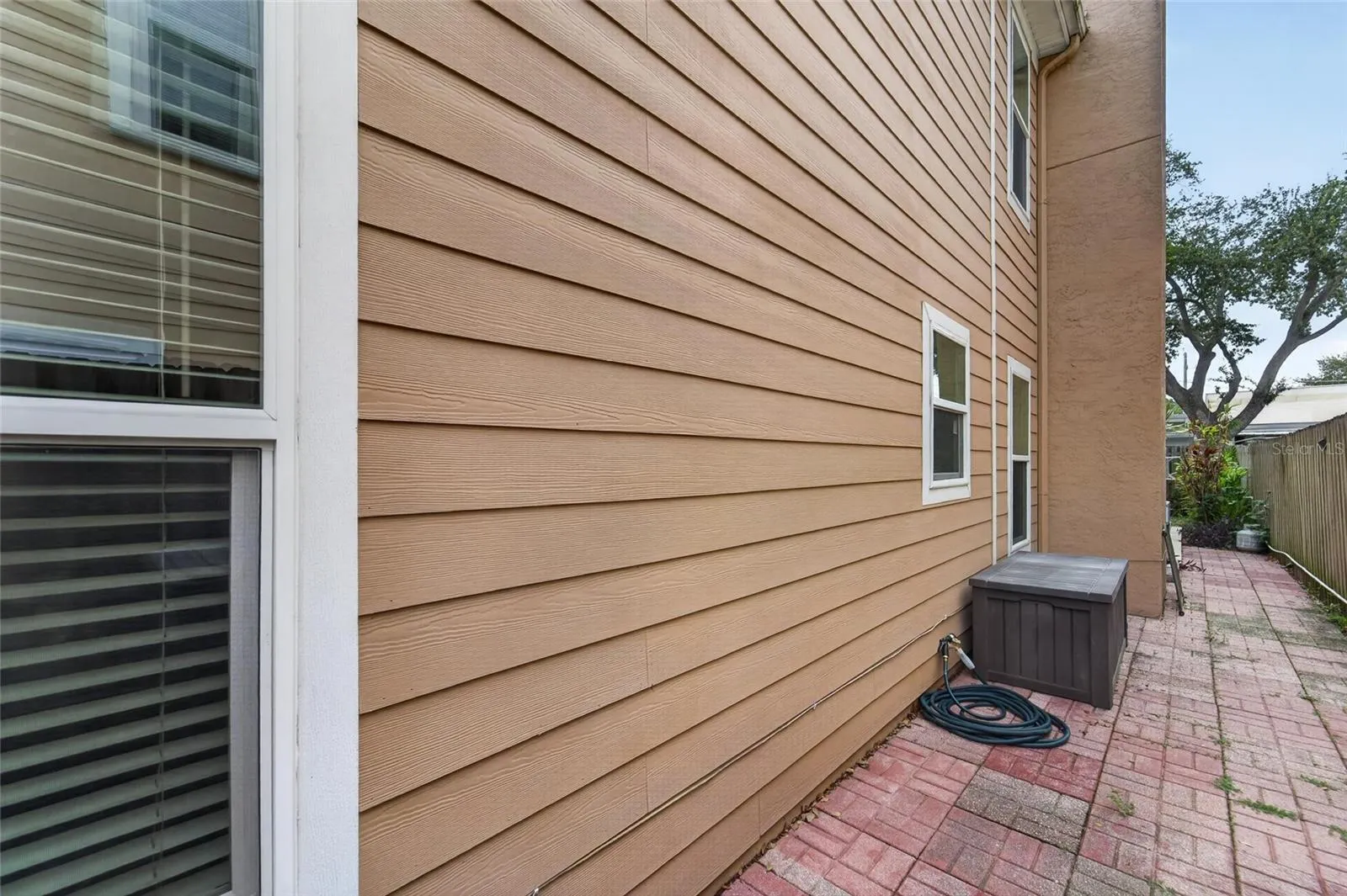 TB8526991 - side of home