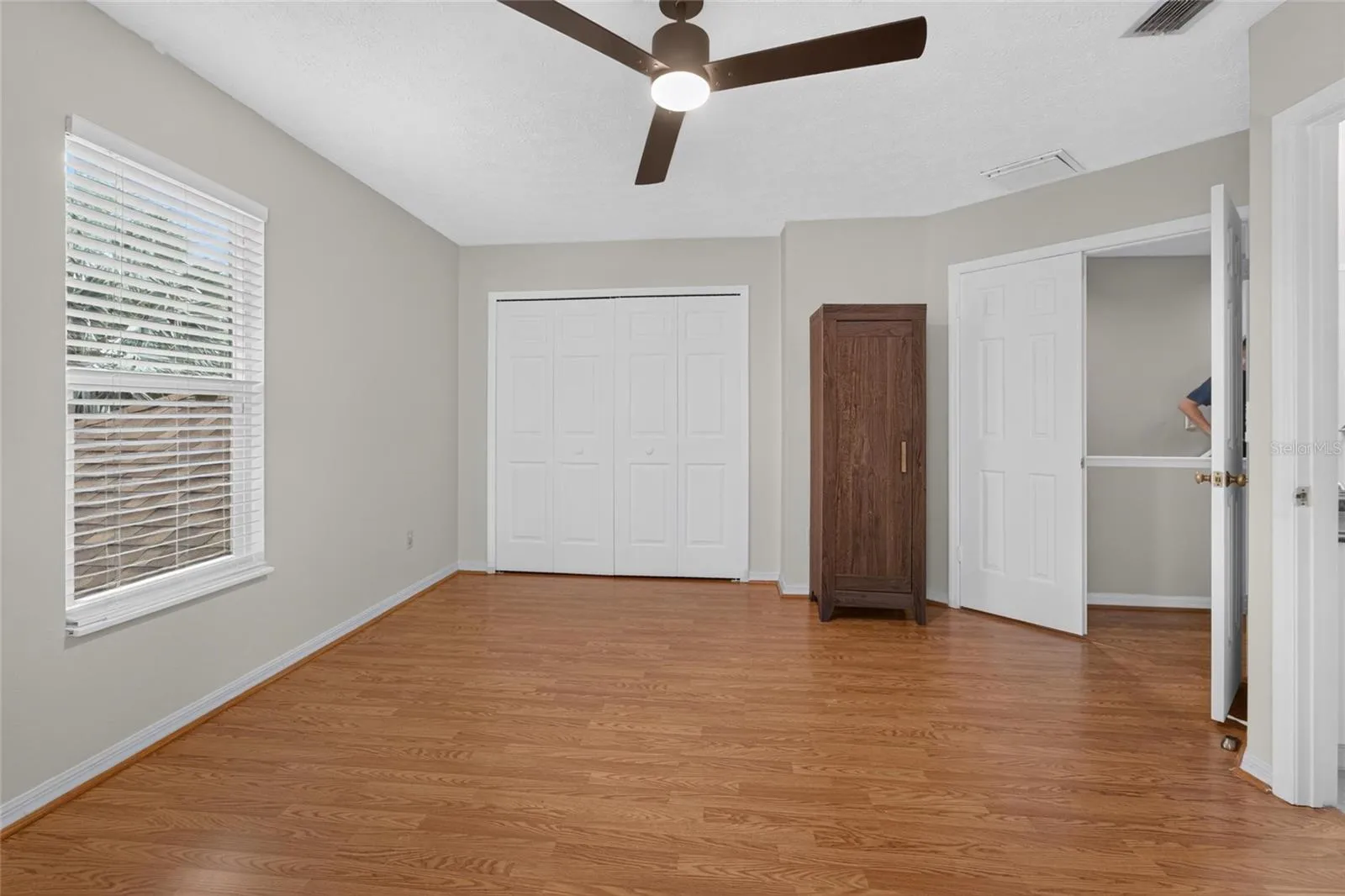 TB8526991 - spacious closet