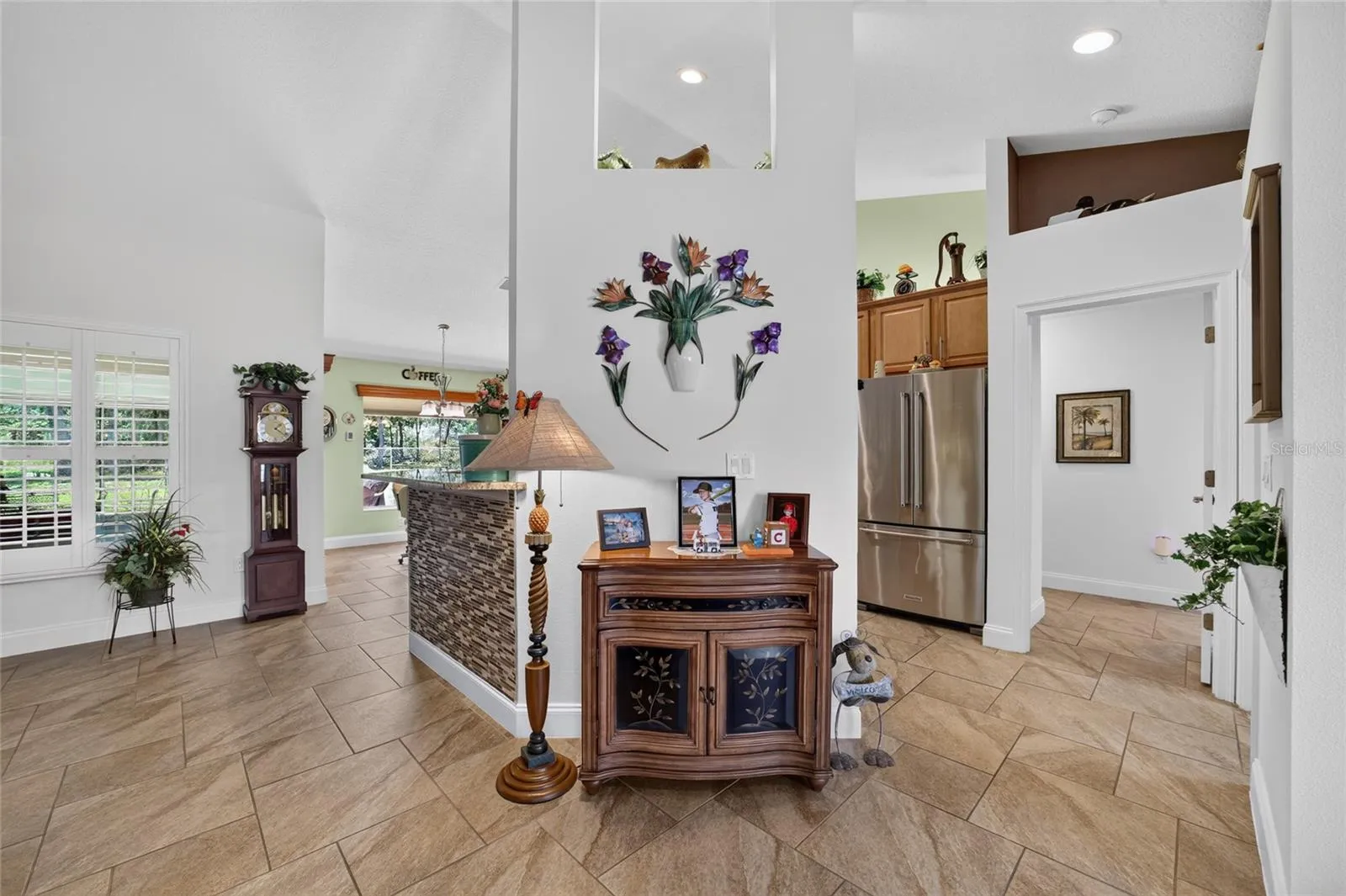 Foyer to right