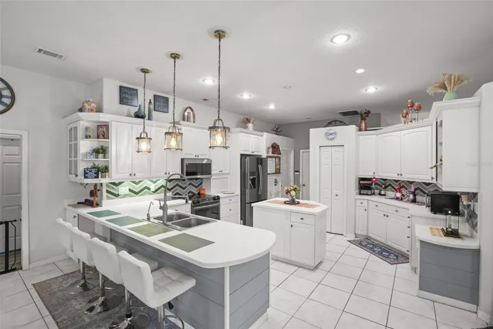 Huge kitchen with ample counter space