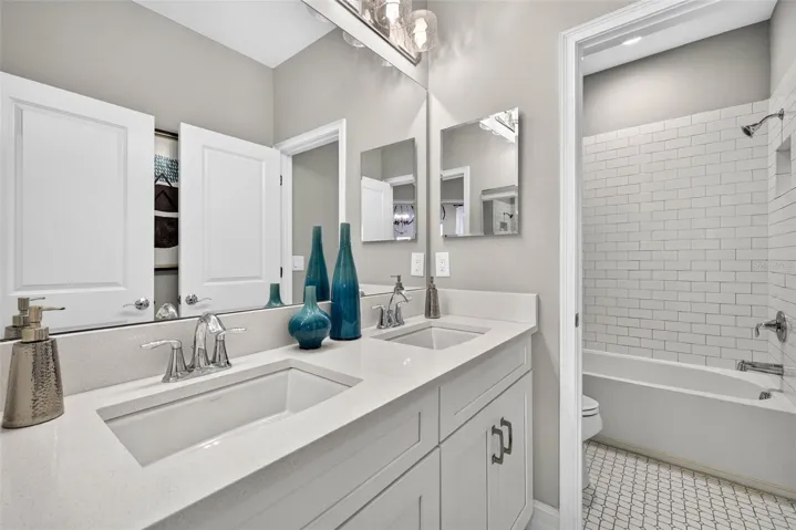 Full bathroom 3