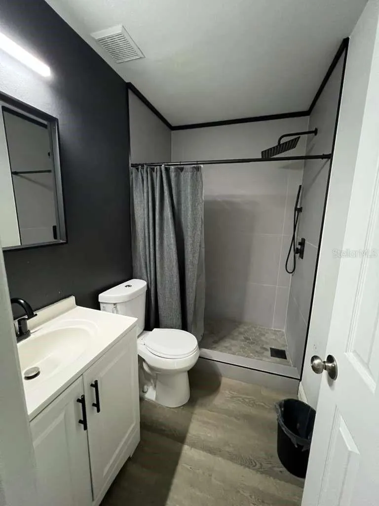 Bathroom 2, second view