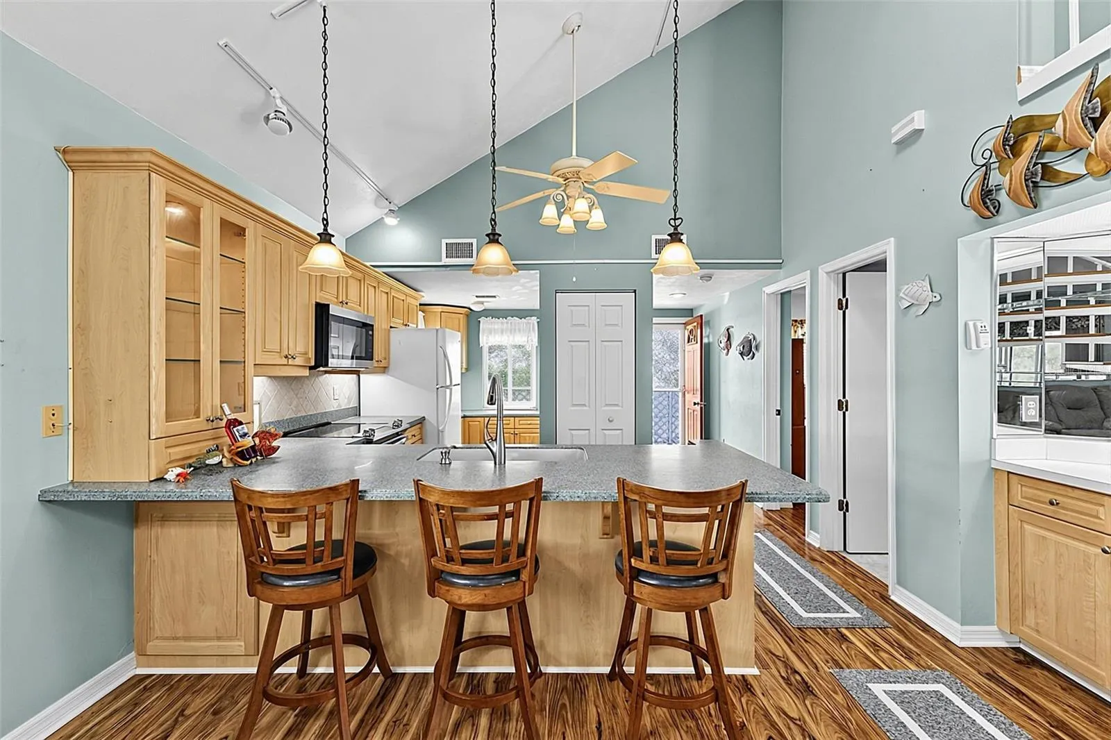 Kitchen and Breakfast Bar