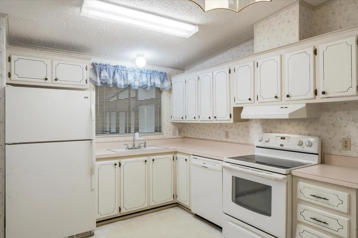 Spacious kitchen w/ appliances incl.
