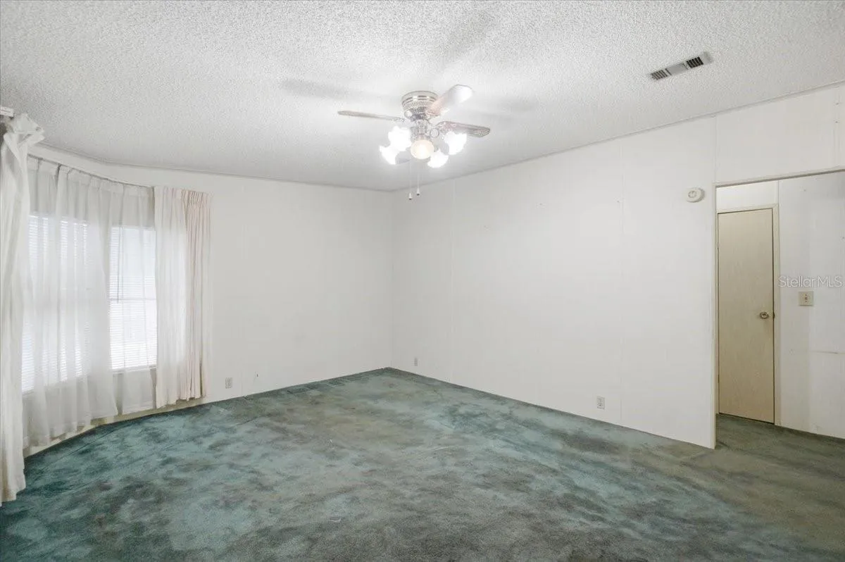 Living room w/ pretty corner window