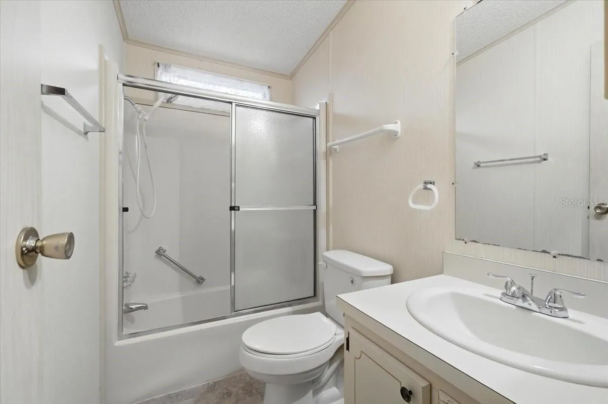 Hall bathroom w/ tub & shower combo
