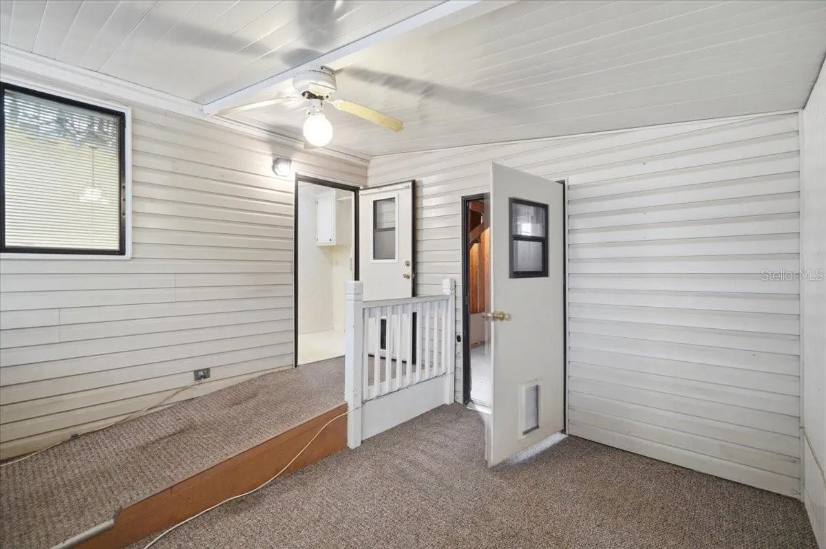 Florida rom w/ ramp entrance to home
