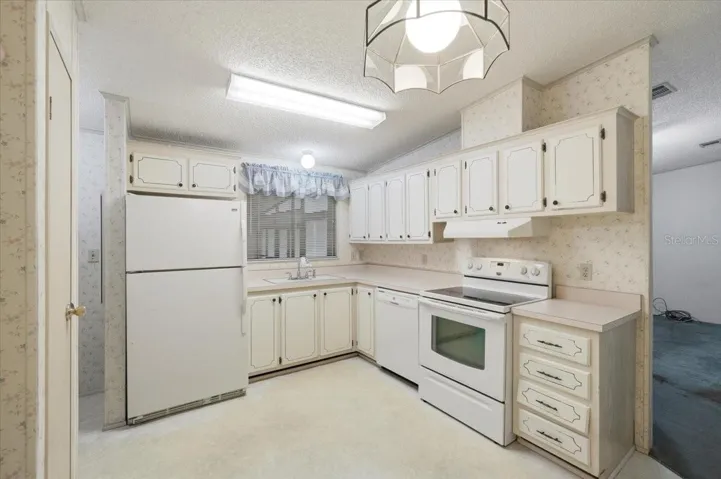 Spacious kitchen w/ lots of cabinets