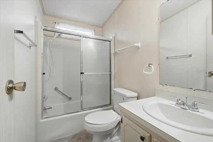 Hall bathroom w/ tub & shower combo