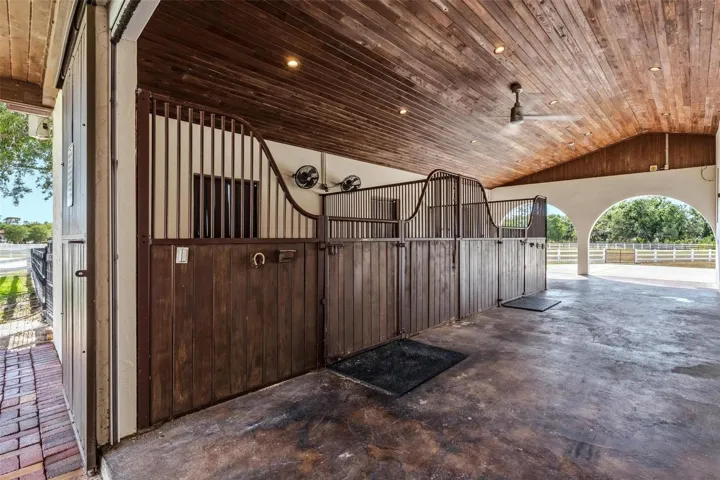 Barn with 2 stalls