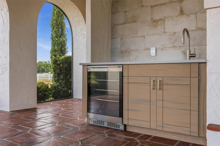 Full wetbar and beverage cooler