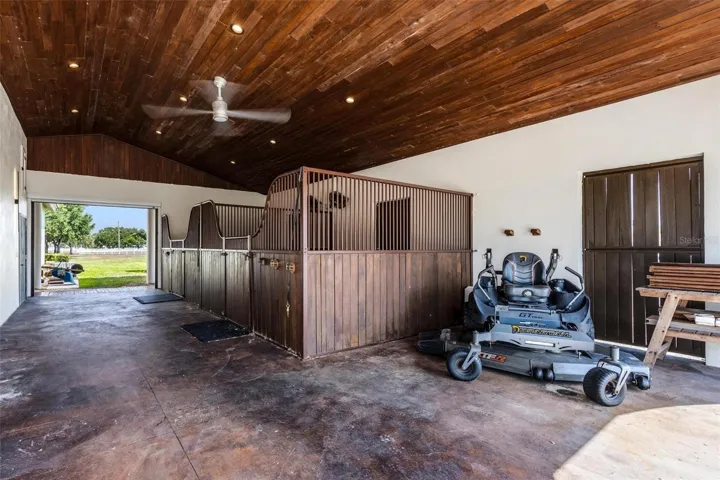 Barn with 2 stalls
