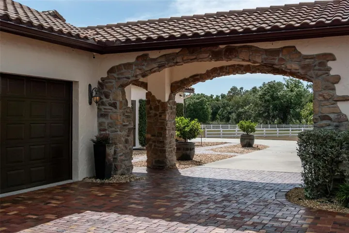 Porte cochere